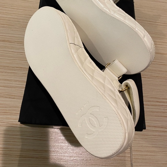 🆕 CHANEL Ivory CC Logo Quilted Wedge Dad Sandals Rare Gold Hardware - Picture 8 of 16